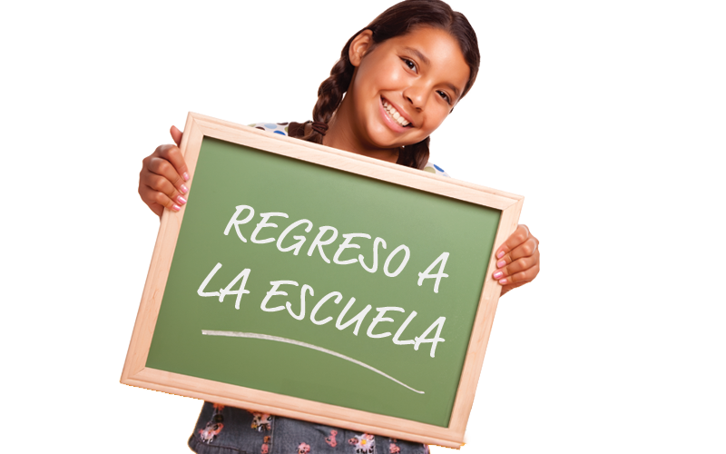 Niña sosteniendo pizarra que dice Regreso a la escuela